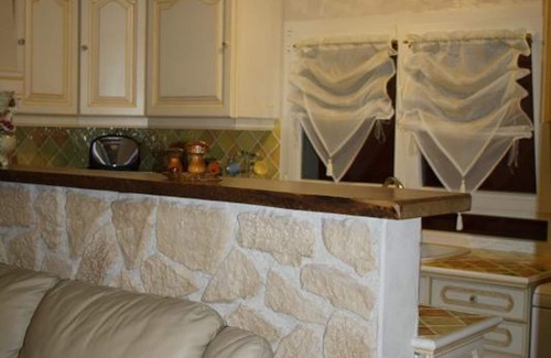Monetay-sur-Allier Cottage | "Riverside Retreat: Cosy House with Fireplace, Terrace, Large Garden & River Access"