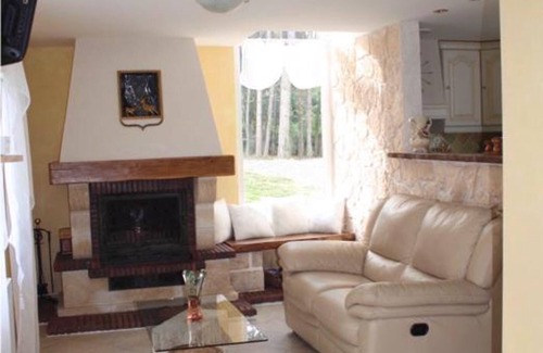 Monetay-sur-Allier Cottage | "Riverside Retreat: Cosy House with Fireplace, Terrace, Large Garden & River Access"