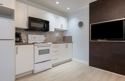 Regional District of Nanaimo Resort | Riverside Resort - One Bedroom Semi-Detached Cabin Suite