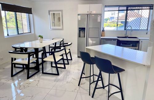 Surfers Paradise Apartment | Riverside Retreat in the Heart of Surfers Paradise-2BR Apartment Pool & Marina