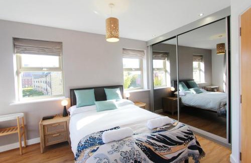 Leeds Apartment | Riverside Retreat Leeds City Location Modern 2-Bed 2-Bath Townhouse & Free Parking