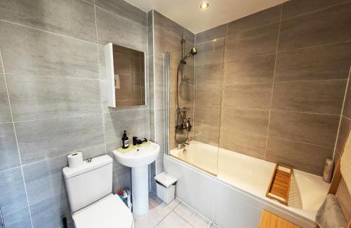 Leeds Apartment | Riverside Retreat Leeds City Location Modern 2-Bed 2-Bath Townhouse & Free Parking