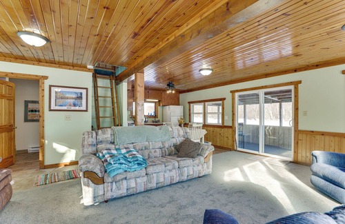 Johnson Creek Cottage | Riverside Retreat Near Trails in Johnson Creek