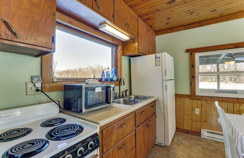 Johnson Creek Cottage | Riverside Retreat Near Trails in Johnson Creek