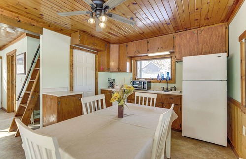 Johnson Creek Cottage | Riverside Retreat Near Trails in Johnson Creek