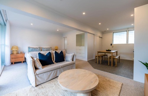 New Farm Apartment | Riverside studio apartment with parking and view