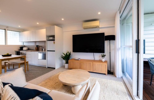 New Farm Apartment | Riverside studio apartment with parking and view