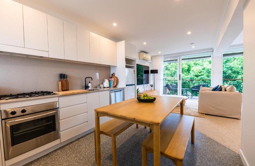 New Farm Apartment | Riverside studio apartment with parking and view