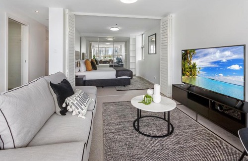 New Farm Apartment | Riverside Studio With Pool, Gym & Parking Near CBD