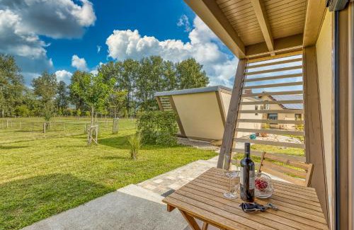 Metlika House | Riverside Suite Mobile Homes - Happy Rentals