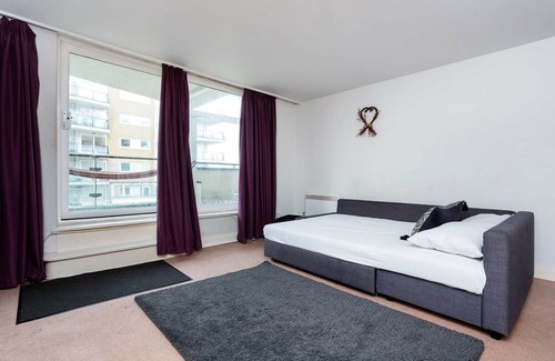 Wandsworth Apartment | Riverside View, by Veeve