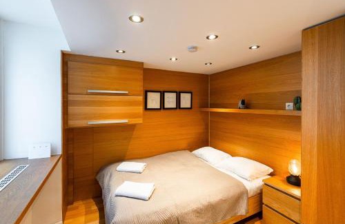 Budavar Apartment | Riverside view two bedroom flat by the Chain Bridge