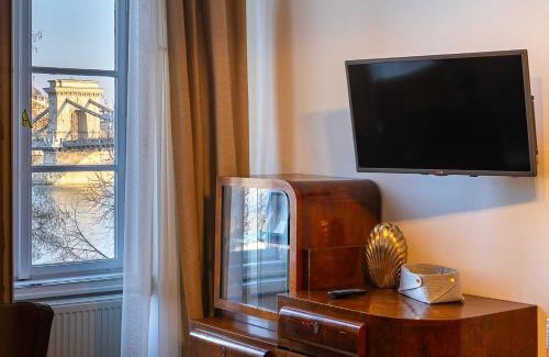Budavar Apartment | Riverside view two bedroom flat by the Chain Bridge