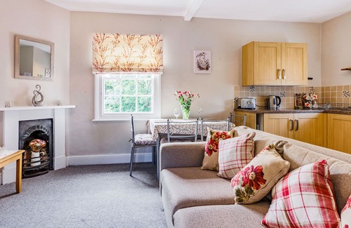 Craven Arms Cottage | RIVERSIDE, with a garden in Stokesay
