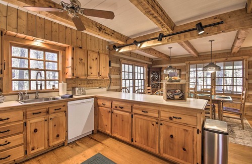 Slanesville Cabin | ‘Riversong’ Cabin w/Fire Pit on North River