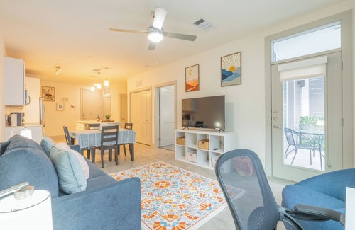 Downtown San Antonio Apartment | Riverwalk King Suite Apt Retreat with infinity pool Sofa Bed Gym & Free Parking