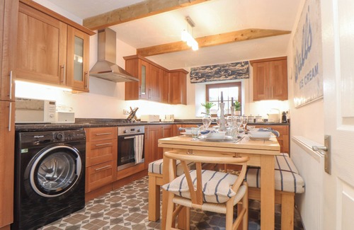 Saint Erth Praze Cottage | RIVIERE BARTON, pet friendly, with hot tub in Hayle