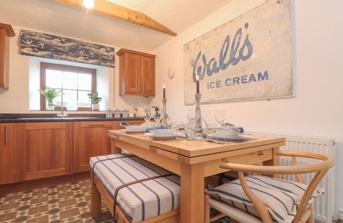 Saint Erth Praze Cottage | RIVIERE BARTON, pet friendly, with hot tub in Hayle