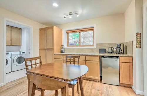 Overlake House | RM6: Cozy 3-bedroom house in welcoming Redmond with WiFi, AC