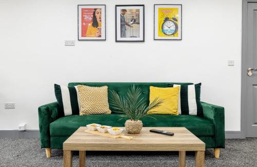 Cradley Apartment | RNM - Upgraded Business Stay For Travelling Contractors, All Amenities, Private Access Entire Place, Kitchen & Washroom, Smart Tv, Easy Access, Parking Nearby
