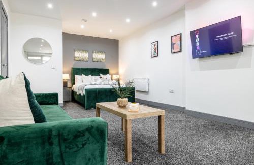 Cradley Apartment | RNM - Upgraded Business Stay For Travelling Contractors, All Amenities, Private Access Entire Place, Kitchen & Washroom, Smart Tv, Easy Access, Parking Nearby