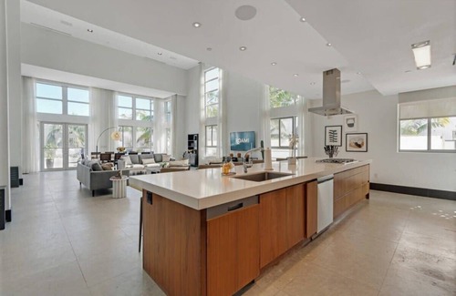 Flamingo/Lummus Apartment | Roami at Collins Ave PH | Pool | Near Beach |4 Bed