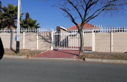 Greater Johannesburg Metropolitan Area House | Robertsham (Halaal) Self Catering Cottages