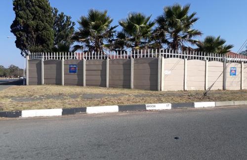 Greater Johannesburg Metropolitan Area House | Robertsham (Halaal) Self Catering Cottages