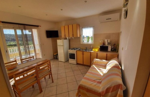 Kampor Apartment | Robi- Swimming Pool and Beautiful Garden - A1-žuti