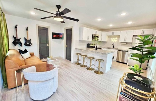 South Central Houston House | Rock & Roll Home near Downtown