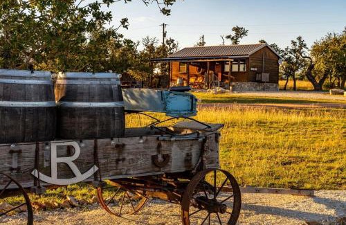 Fredericksburg House | Rockin' R Ranch - 4 Cabins & Sleeps 10