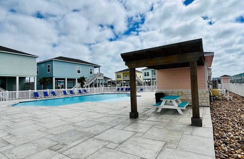 Rockport House | Rockport Cottage- awesome location + pool & 5 min from shopping and the beach!