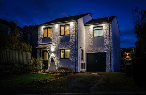 Windermere House | Rockside - Luxury 1 bedroom home with hot tub, central location, parking and pet friendly