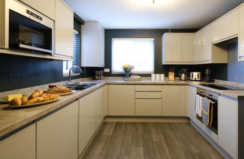 Windermere House | Rockside - Luxury 1 bedroom home with hot tub, central location, parking and pet friendly