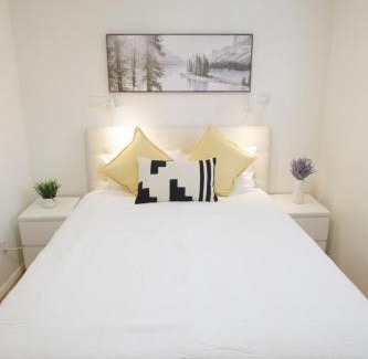 Brentwood House | Rocky Mtn Escape-3 bdrm-near shops, dining, UofC