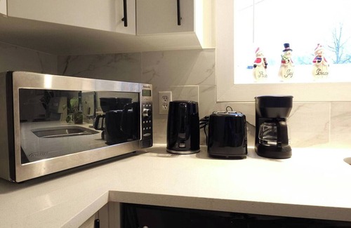 Brentwood House | Rocky Mtn Escape-6 bdrm, near shops, dining, UofC
