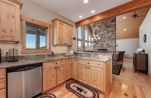 Innsbruck Val Moritz Cabin | Rocky Mtn Natl Park views, close skiing & Hot Tub!