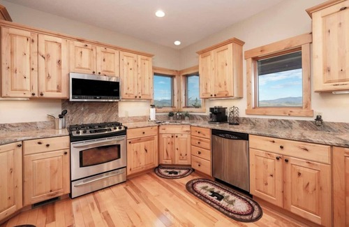 Innsbruck Val Moritz Cabin | Rocky Mtn Natl Park views, close skiing & Hot Tub!