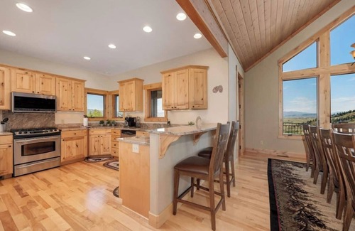 Innsbruck Val Moritz Cabin | Rocky Mtn Natl Park views, close skiing & Hot Tub!