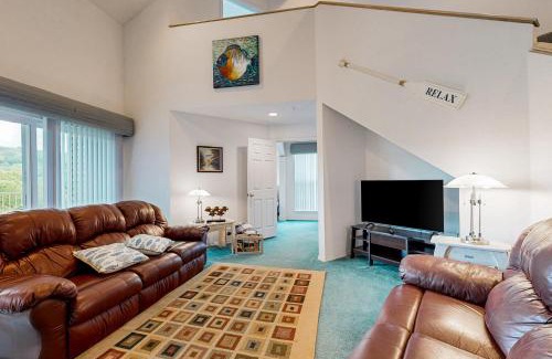 Kimberling City Apartment | Rocky Shore Reflection