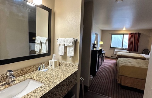 Madison Hotel | Rodeway Inn & Suites Madison East