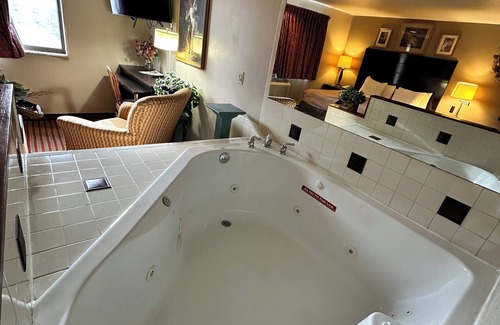 Madison Hotel | Rodeway Inn & Suites Madison East