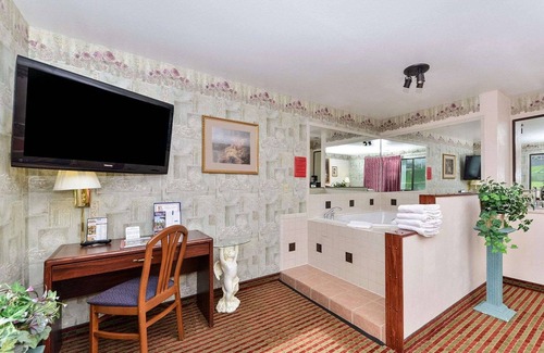 Madison Hotel | Rodeway Inn & Suites Madison East