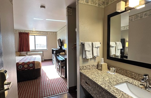 Madison Hotel | Rodeway Inn & Suites Madison East