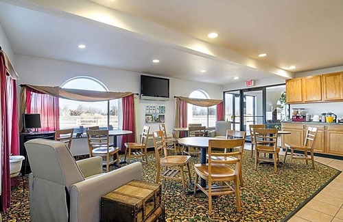 Larned Hotel | Rodeway Inn