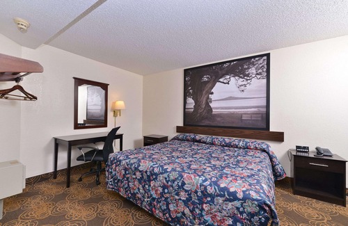 Waukegan Hotel | Rodeway Inn Waukegan - Gurnee
