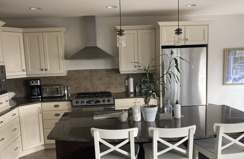 Wilden House | Rogers Home Away from Home/ hot tub!/ steam shower!