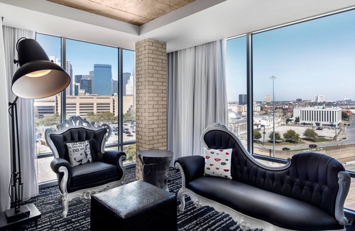 Cedars House | Roll-in Shower, ADA Features in Unique Art Centric Boutique Hotel