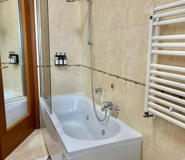 Torrino Apartment | Roma Eur con piscina stagionale esterna
