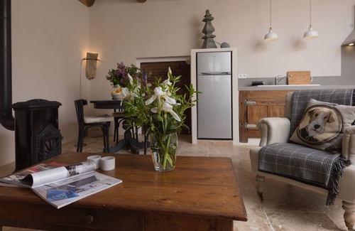 Labaume Cottage | Romantic gite located in a quiet hamlet near Uzès.